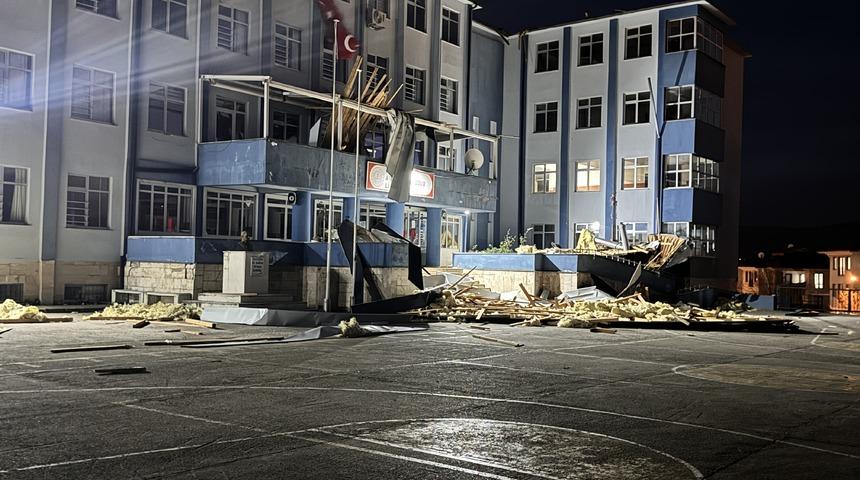 D&uuml;zce'de kuvvetli r&uuml;zgarda &ccedil;atısı u&ccedil;an lisede eğitime ara verildi