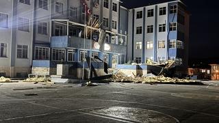Düzce'de kuvvetli rüzgarda çatısı uçan lisede eğitime ara verildi