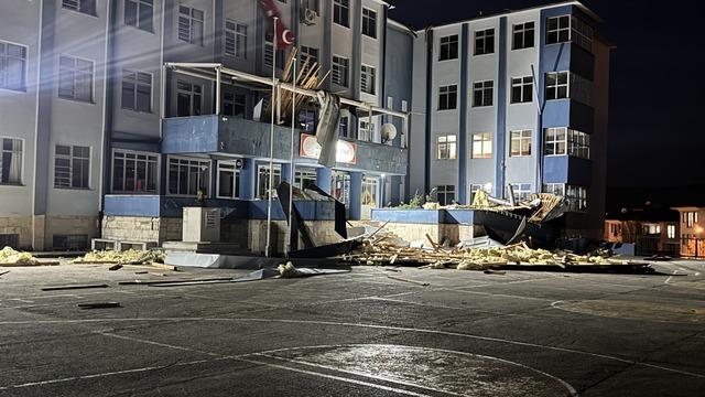 Düzce'de kuvvetli rüzgarda çatısı uçan lisede eğitime ara verildi