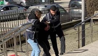 Zonguldak'ta eğlence mekanı &ouml;n&uuml;ndeki silahlı saldırıda 2 kişiyi yaralayan zanlı tutuklandı