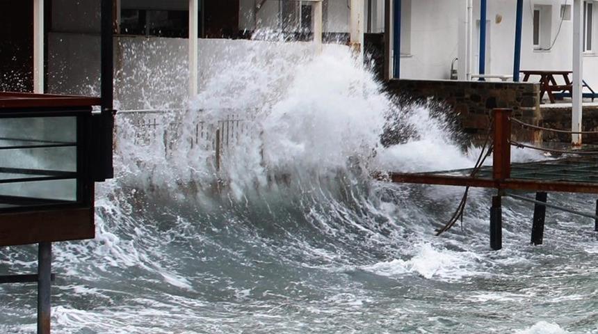 İzmir'de 50 yılda bir g&ouml;r&uuml;l&uuml;yor! R&uuml;zgarın hızı 137 km'yi aştı, dalgalar 1 metreye ulaştı: Salı g&uuml;n&uuml;ne dikkat
