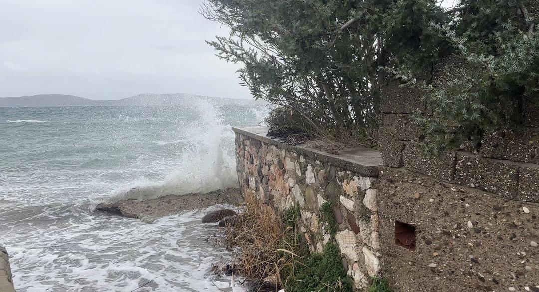 İzmir de 50 yılda bir g&ouml;r&uuml;l&uuml;yor! R&uuml;zgarın hızı 137 km yi aştı, dalgalar 1 metreye ulaştı: Salı g&uuml;n&uuml;ne dikkat 1