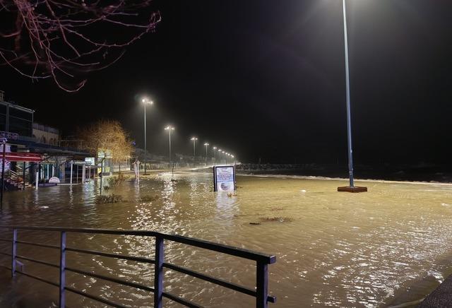 Edremit K&ouml;rfezi nde lodos etkili oldu 3
