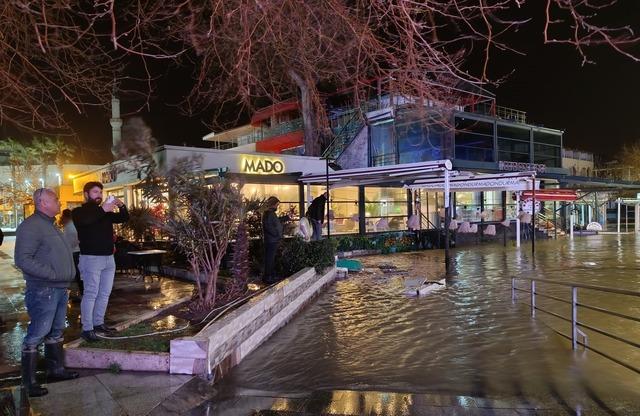 Edremit K&ouml;rfezi nde lodos etkili oldu 2