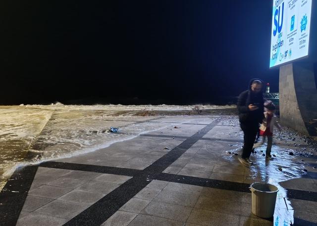 Edremit K&ouml;rfezi nde lodos etkili oldu 1