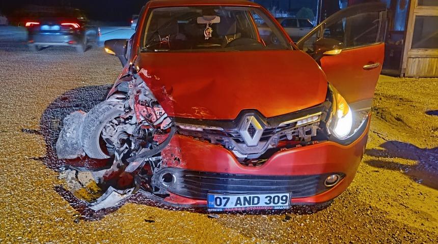 Bilecik'te iki otomobilin &ccedil;arpıştığı kazada 5 kişi yaralandı