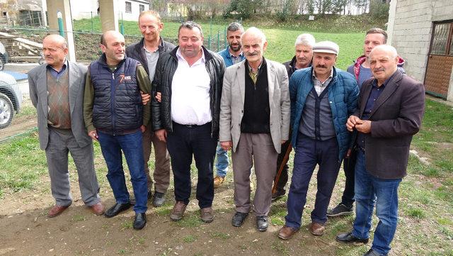 Kanserden ölenlerin fotoğrafları kahve duvarına sıralandı