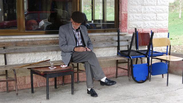 Kanserden ölenlerin fotoğrafları kahve duvarına sıralandı