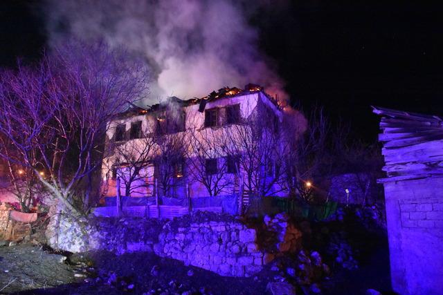 G&uuml;m&uuml;şhane de m&uuml;stakil evde &ccedil;ıkan yangında 1 kişi &ouml;ld&uuml; 2