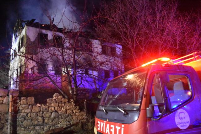 G&uuml;m&uuml;şhane de m&uuml;stakil evde &ccedil;ıkan yangında 1 kişi &ouml;ld&uuml; 1