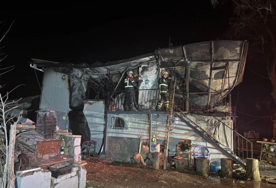 Prefabrik k&ouml;y evi alev alev yandı... Karı-koca feci şekilde can verdi 1