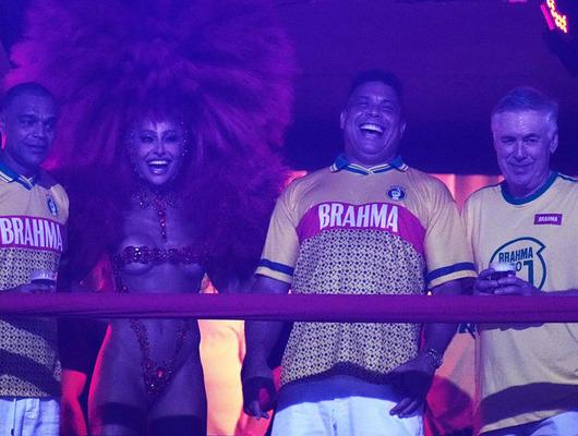 Brezilya&rsquo;da &ccedil;ılgın gece! Ancelotti karnavalda olay oldu!