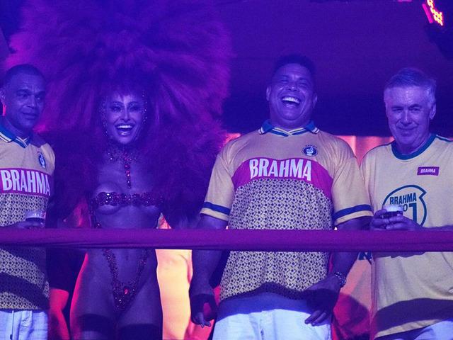 Brezilya&rsquo;da &ccedil;ılgın gece! Ancelotti karnavalda olay oldu!