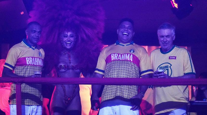 Ancelotti karnavalda olay oldu! Rio&rsquo;daki g&ouml;r&uuml;nt&uuml;ler D&uuml;nya basınını salladı