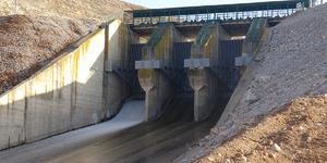 Barajdaki seviye maksimuma ulaştı! Kapaklar kontroll&uuml; şekilde a&ccedil;ıldı