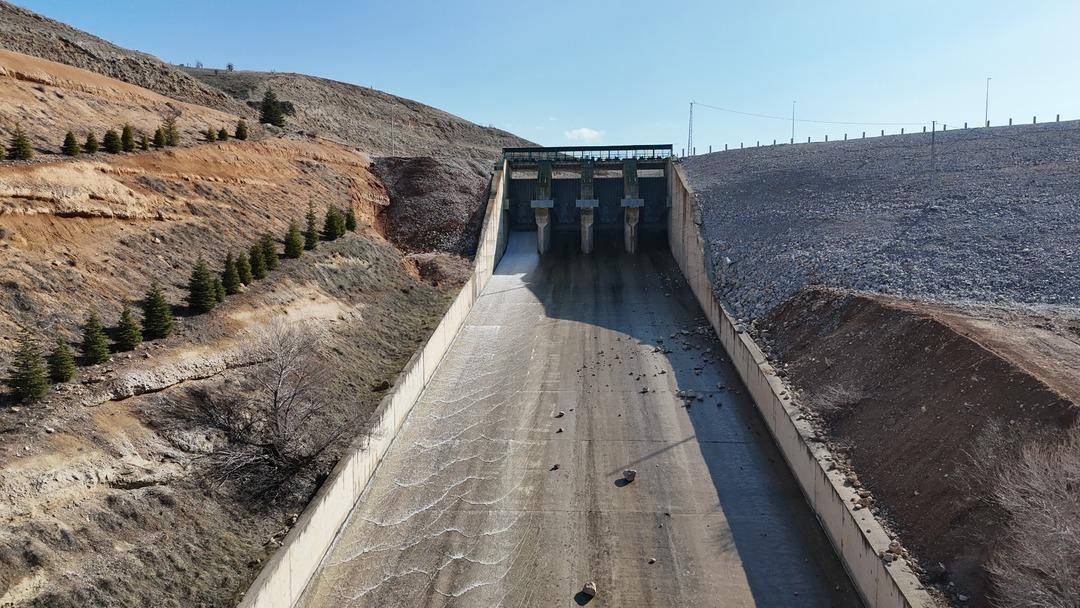Barajdaki seviye maksimuma ulaştı! Kapaklar kontroll&uuml; şekilde a&ccedil;ıldı 6