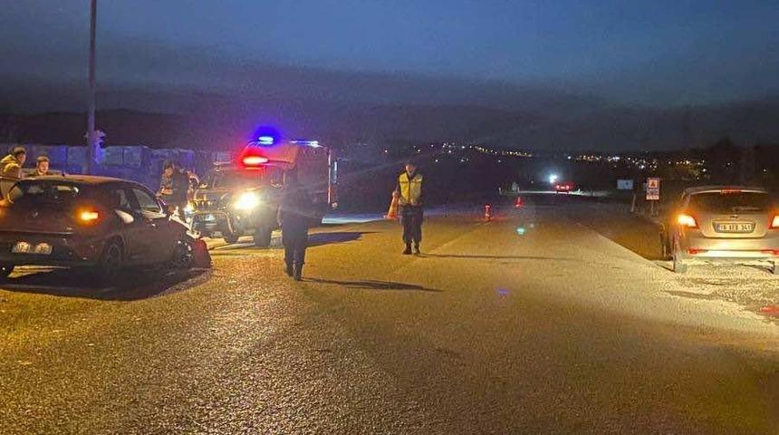 Bilecik&rsquo;te iki ara&ccedil; &ccedil;arpıştı: 3 yaralı