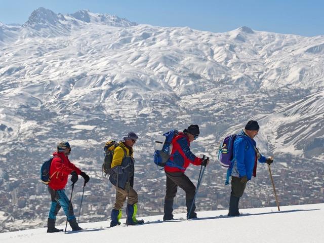 Hakkari&rsquo;de Vatan Tepesi&rsquo;ne zorlu kış tırmanışı