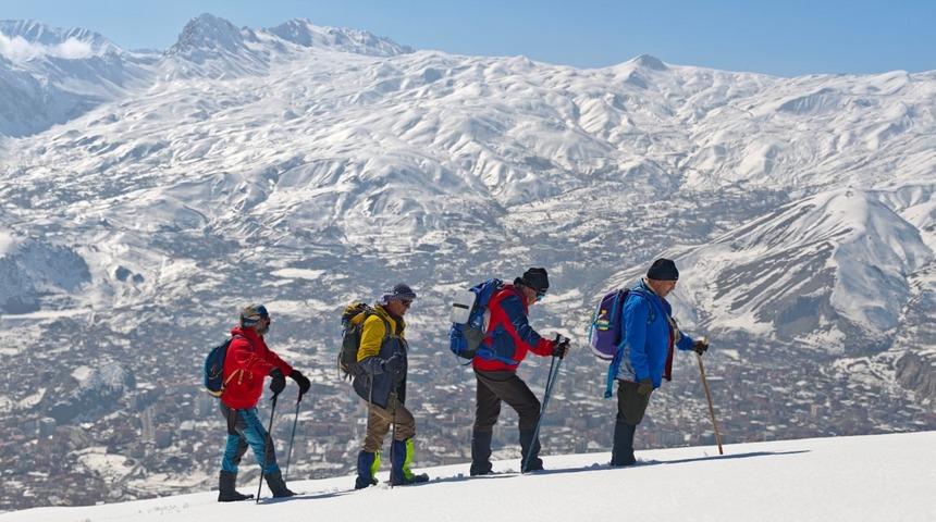 Hakkari&rsquo;de Vatan Tepesi&rsquo;ne zorlu kış tırmanışı
