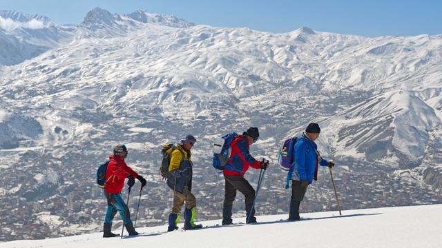 Hakkari’de Vatan Tepesi’ne zorlu kış tırmanışı
