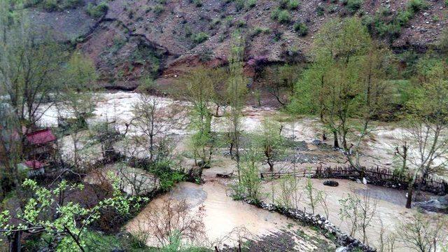 Yahyalı'yı sel ve heyelan vurdu