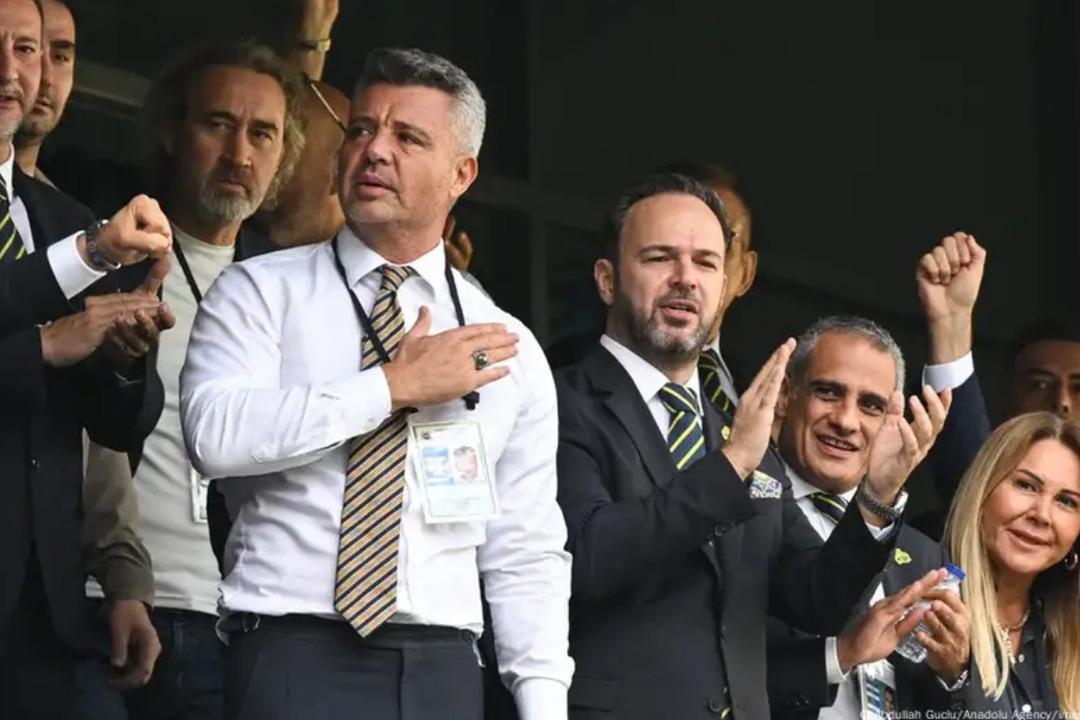 Her şey ma&ccedil; &ouml;ncesinde olmuş! Sadettin Saran ın o hareketini T&uuml;rkiye konuşuyor 1