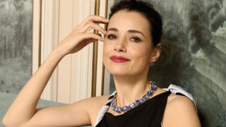 Özgü Namal'ın Berlin'e damga vurdu: Türkiye sorusuna yanıtı X'i salladı! Helal olsun!