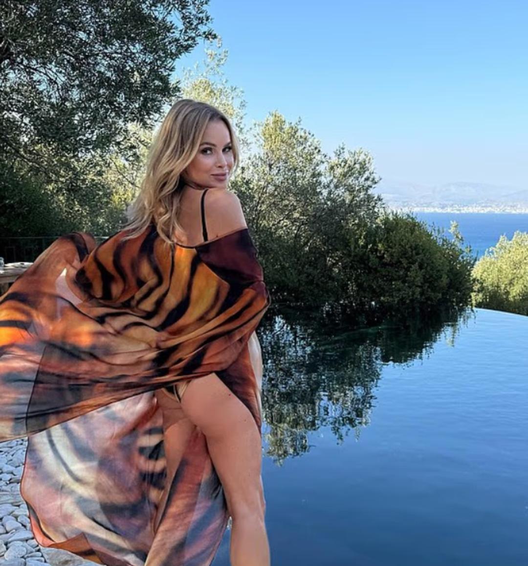 Amanda Holden 55 Yaşında! İşte diyet ve spor sırrı 1