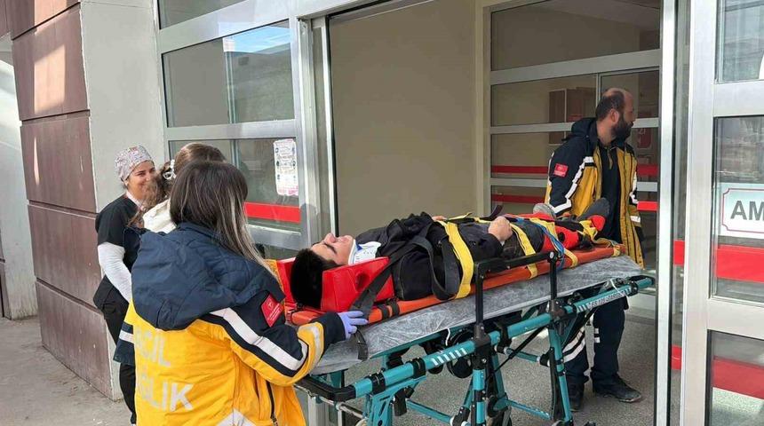 Asans&ouml;r boşluğuna d&uuml;şen 2 kişi yaralandı