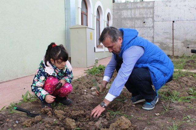 Öğrenciler geleceği yeşillendiriyor