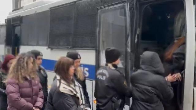 Ücret karışığı özel fotoğraf ve video... OnlyFans operasyonunda yeni gelişme! Gözaltında görüntülendiler: Tutuklandılar