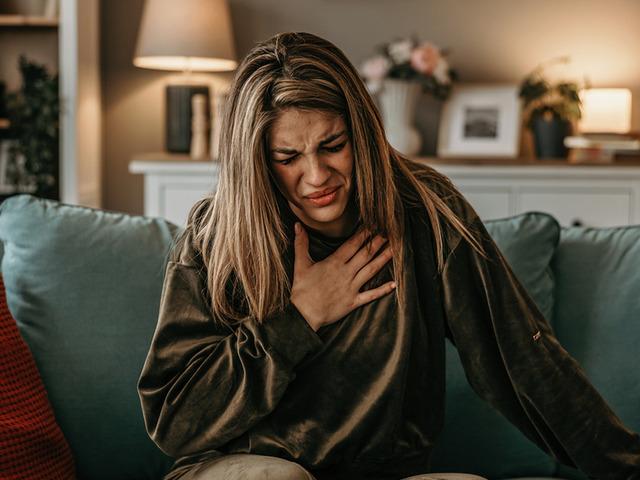 Kalp krizi belirtileri: Bazen bir mide bulantısı, bazen soğuk terleme...