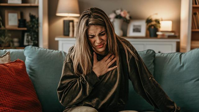 Kalp krizi belirtileri: Bazen bir mide bulantısı, bazen soğuk terleme...