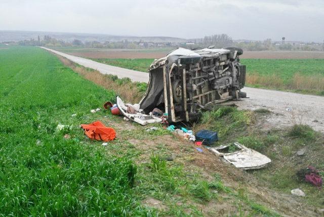 Tarım işçilerini taşıyan minibüs tarlaya uçtu: 1 ölü, 25 yaralı