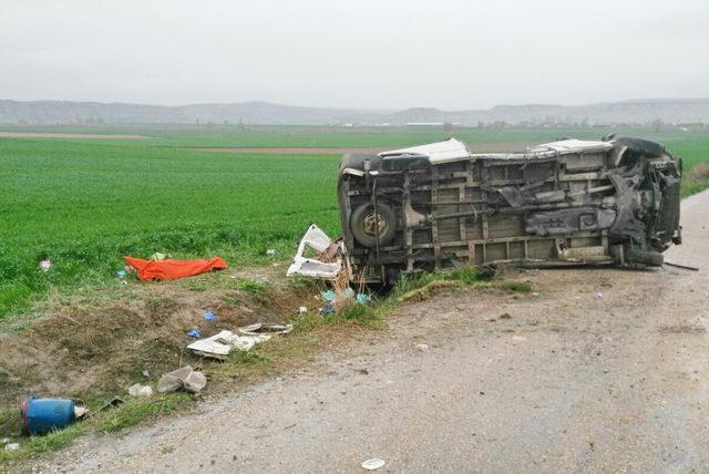 Tarım işçilerini taşıyan minibüs tarlaya uçtu: 1 ölü, 25 yaralı