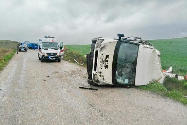 Tarım işçilerini taşıyan minibüs tarlaya uçtu: 1 ölü, 25 yaralı