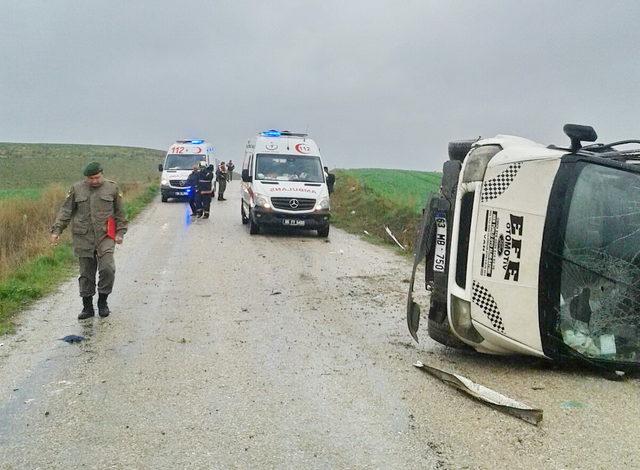 Tarım işçilerini taşıyan minibüs tarlaya uçtu: 1 ölü, 25 yaralı