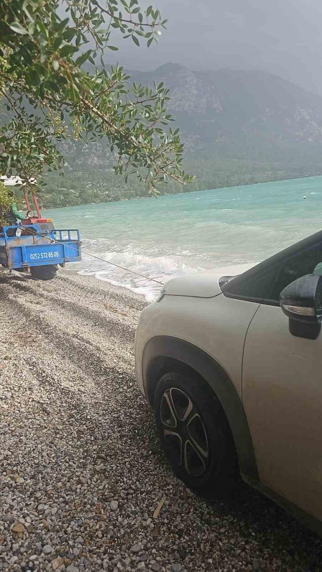 Akbük’te şiddetli fırtına ve sağanak hayatı olumsuz etkiledi 3