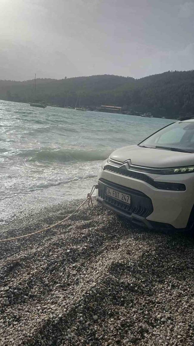 Akbük’te şiddetli fırtına ve sağanak hayatı olumsuz etkiledi 1