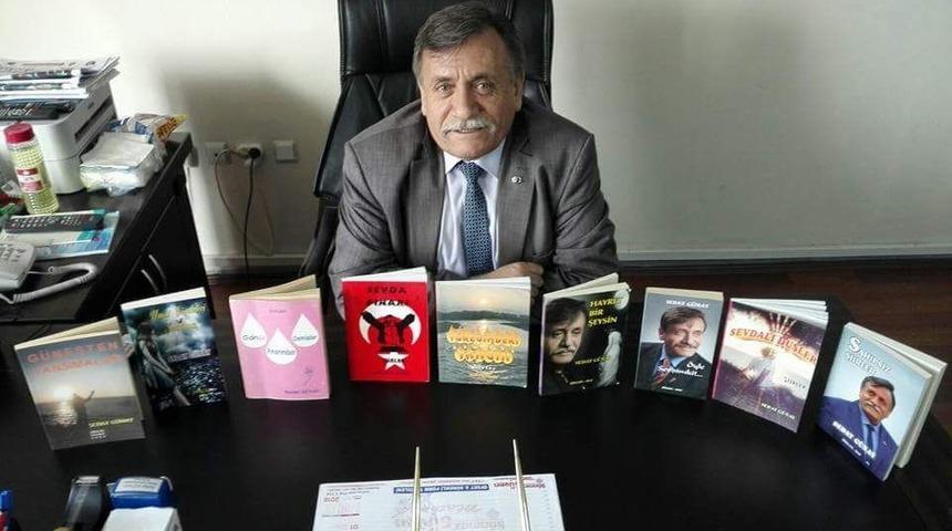 Okul m&uuml;d&uuml;r&uuml;, 9&rsquo;uncu şiir kitabını &ccedil;ıkardı