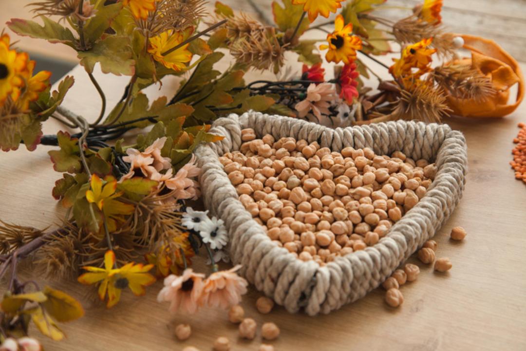 Evinde bolluk ve bereket isteyenler bu yöntemi deniyor! Kapıya nohut neden asılır? 1