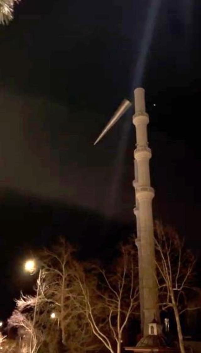 Isparta&rsquo;da şiddetli fırtına cami k&uuml;lahını yerinden s&ouml;kt&uuml; 1