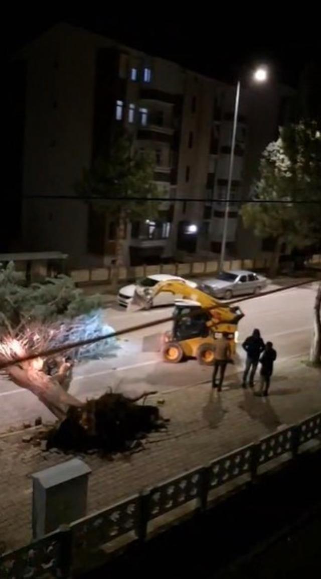 Isparta&rsquo;da şiddetli fırtına cami k&uuml;lahını yerinden s&ouml;kt&uuml; 3