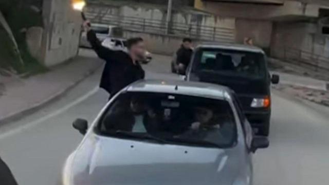 Bilecik'te bir konvoyda havaya ateş eden şahıs pes dedirtti