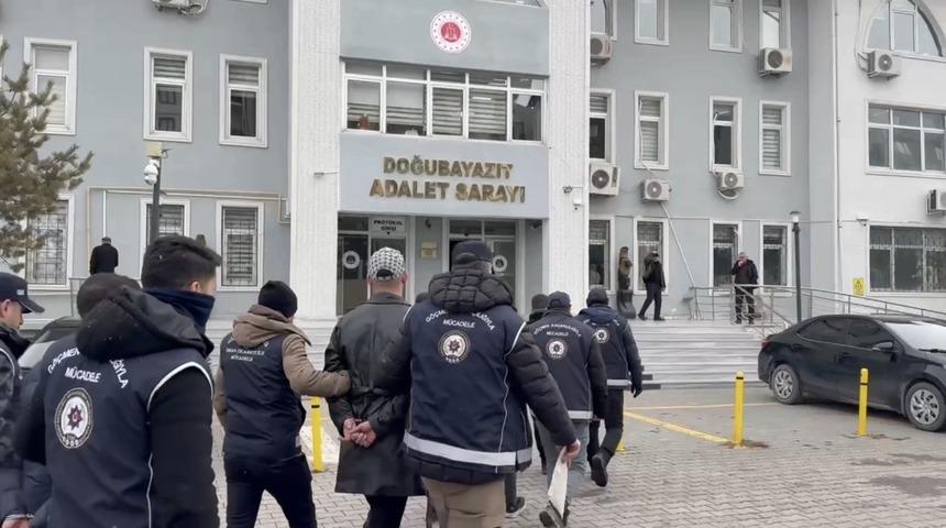 Ağrı&rsquo;da g&ouml;&ccedil;men ka&ccedil;ak&ccedil;ılığı operasyonu: 5 ş&uuml;pheli yakalandı