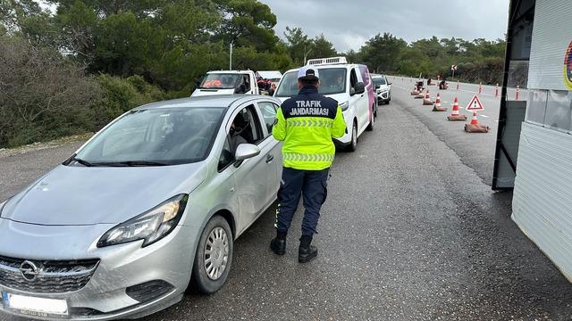 Jandarma denetimlerinde çeşitli suçlardan aranan 35 şahıs tutuklandı