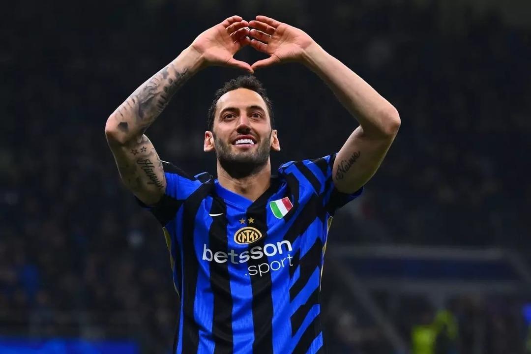 Okan Buruk tan Hakan &Ccedil;alhanoğlu i&ccedil;in olay mesaj! "Onu kollarımızı a&ccedil;arak bekliyoruz" 3