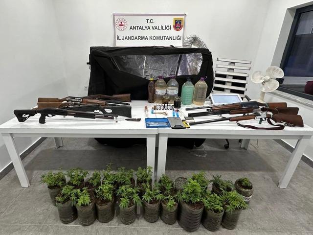 Alanya'da uyuşturucu operasyonu: Sıvı metamfetamin ve kenevir ele ge&ccedil;irildi