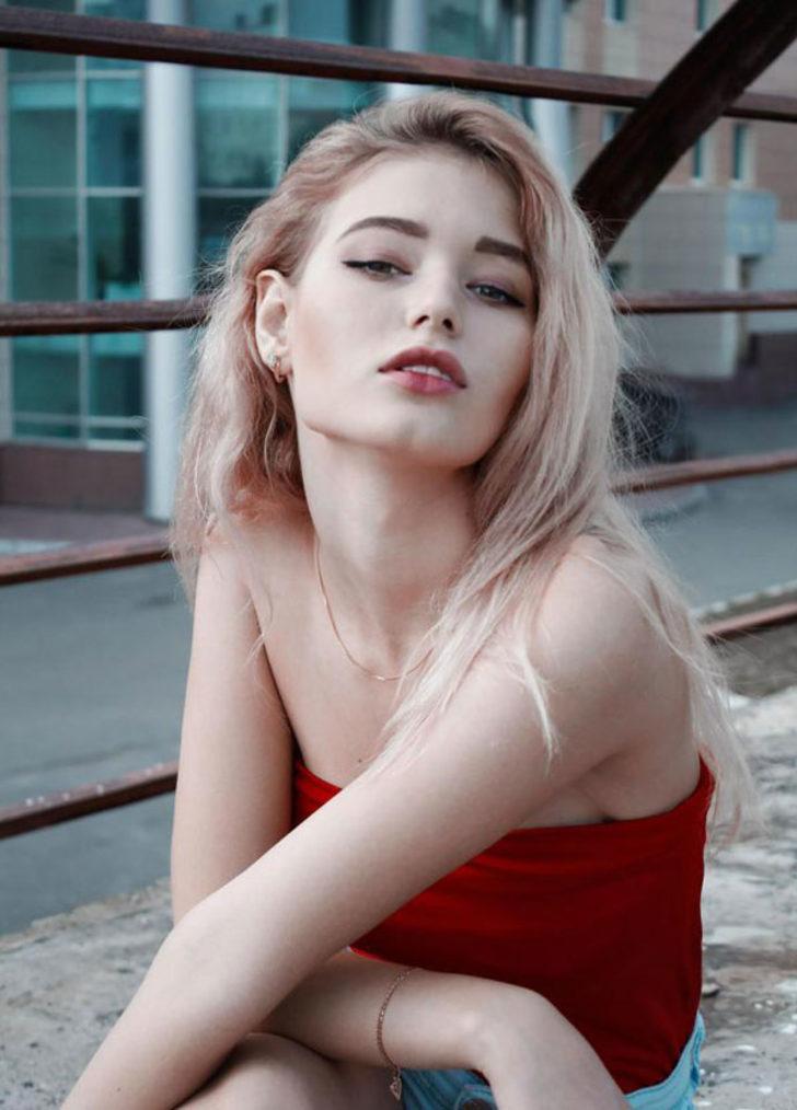 Kendi yatak odasındaki yarı çıplak kadını görünce... G4