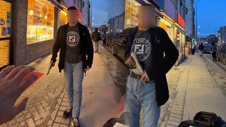 Fotoğrafını çekmek istediği şahıs silah çekti! Korku dolu anlar kamerada